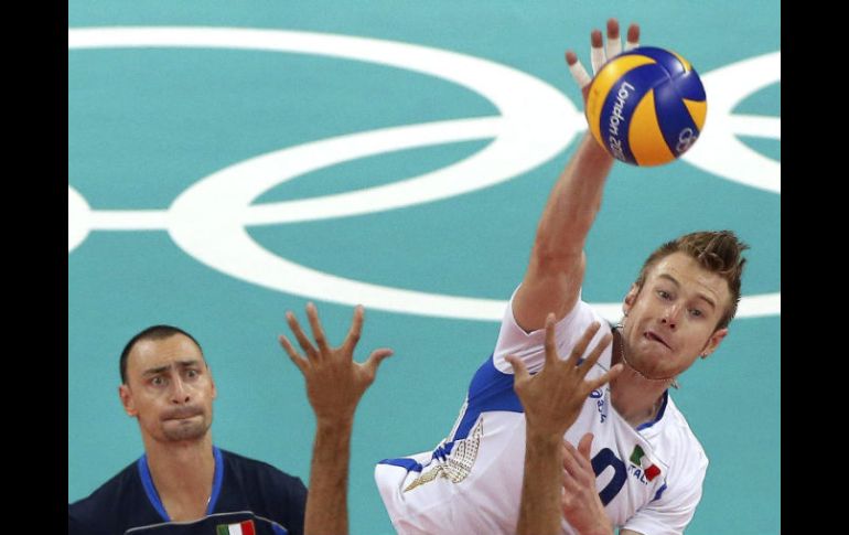 Ivan Zaytsev remata por arriba del bloqueo del jugador argentino. EFE  /