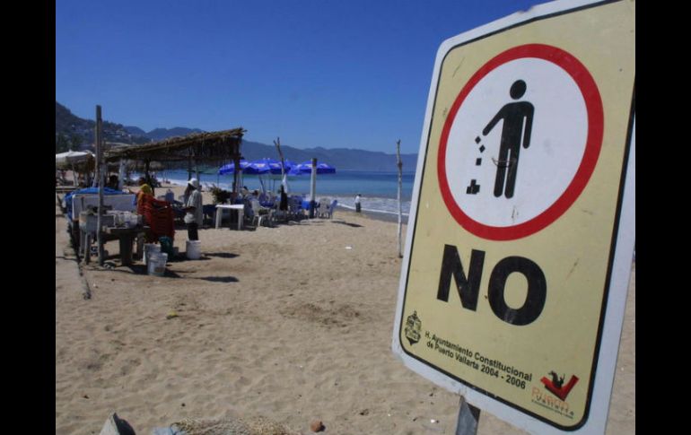 Autoridades sanitarias refieren que al momento no hay reportes de turistas por calidad del agua en costas de Jalisco. ARCHIVO  /