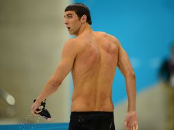 Michael Phelps deja la alberca en Londres luego de sufrir la derrota en los 200 metros mariposa. AFP  /