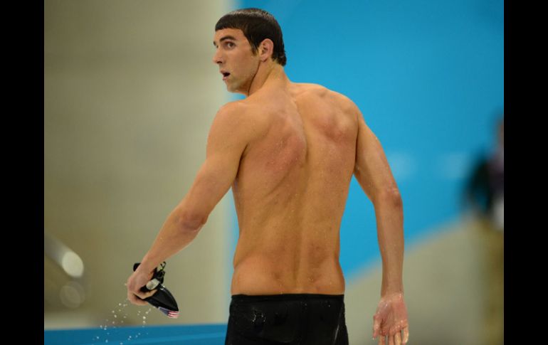 Michael Phelps deja la alberca en Londres luego de sufrir la derrota en los 200 metros mariposa. AFP  /