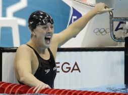 Schmitt festeja la medalla dorada en la piscina del Centro Acuático de Londres. AP  /