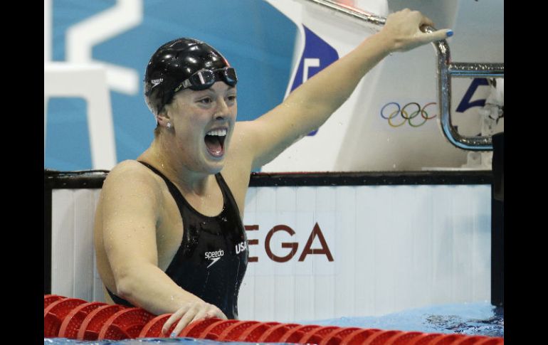 Schmitt festeja la medalla dorada en la piscina del Centro Acuático de Londres. AP  /