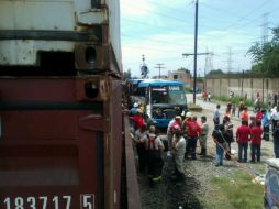 El choque del tren con el midibús de la ruta 644, en las vías de El Salto, provocó el cierre total de la carretera.  /