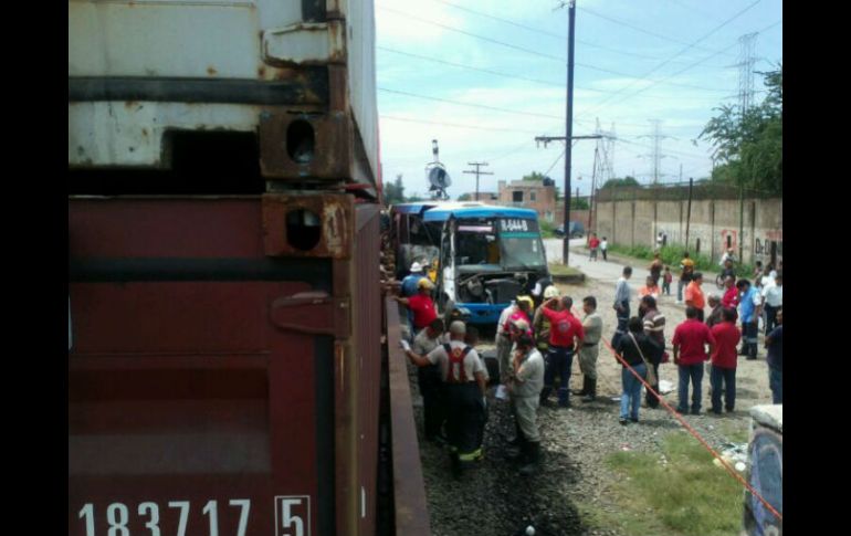 El choque del tren con el midibús de la ruta 644, en las vías de El Salto, provocó el cierre total de la carretera.  /