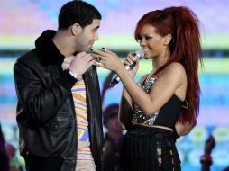 Imagen de archivo tomada el 20 de febrero de 2011 de la cantante de Barbados Rihanna (d) y el cantante canadiense Drake. EFE  /