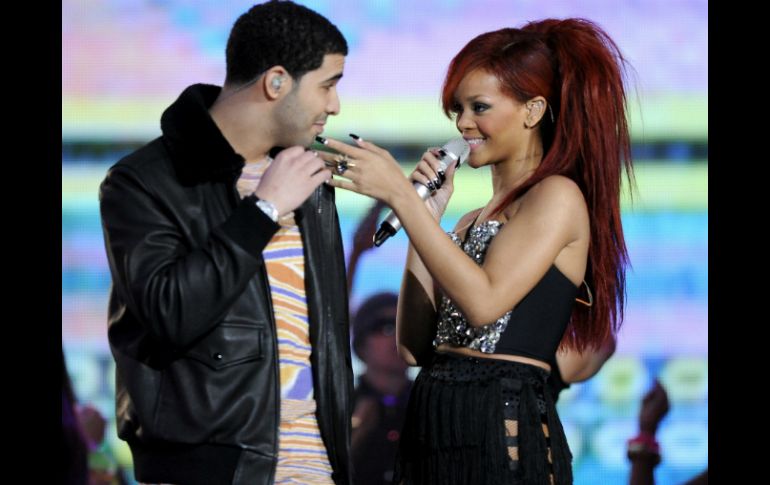 Imagen de archivo tomada el 20 de febrero de 2011 de la cantante de Barbados Rihanna (d) y el cantante canadiense Drake. EFE  /