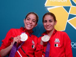 Las clavadistas Paola Espinosa y Alejandra Orozco muestran su medalla de plata por su actuación en clavados sincronizados.EL UNIVERSAL  /