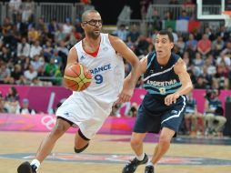 El jugador francés Tony Parker (i) durante el juego contra Argentina. AFP  /