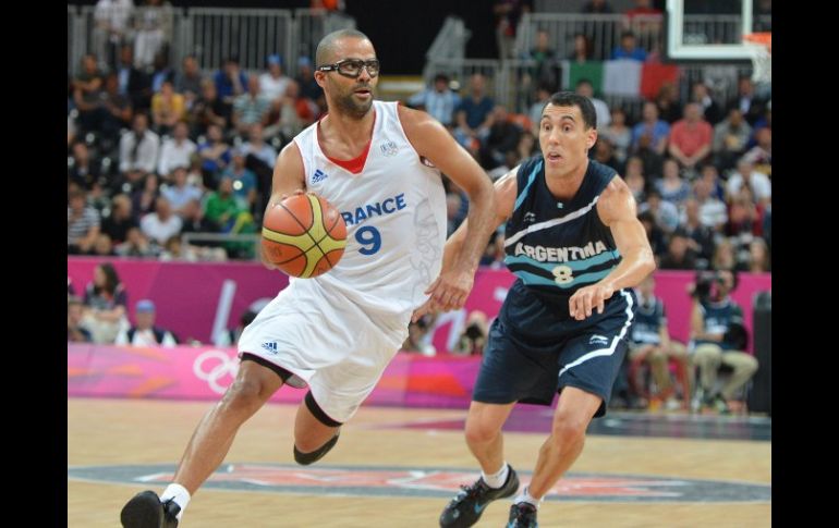 El jugador francés Tony Parker (i) durante el juego contra Argentina. AFP  /