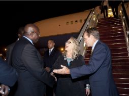 El ministro de Asuntos Exteriores, Alioune Badara Cissé, recibió a Hillary Clinton a su llegada al aeropuerto. AP  /