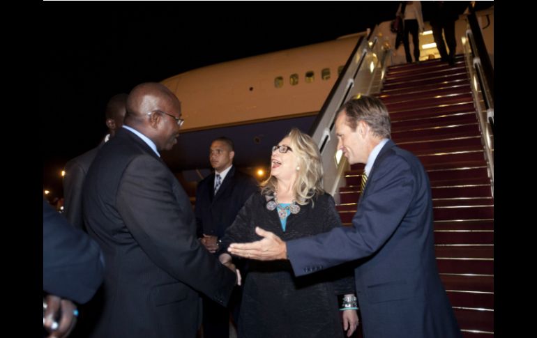 El ministro de Asuntos Exteriores, Alioune Badara Cissé, recibió a Hillary Clinton a su llegada al aeropuerto. AP  /