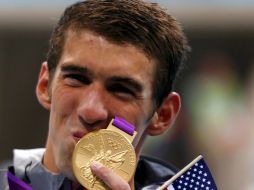 Michael Phelps besa su medalla número 19 y con la que rompe el récord impusto por la gimnasta soviética Larisa Latynina. REUTERS  /