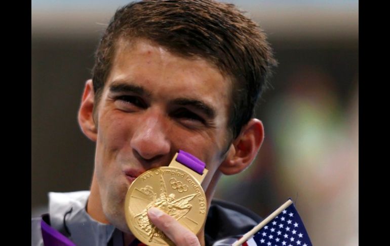 Michael Phelps besa su medalla número 19 y con la que rompe el récord impusto por la gimnasta soviética Larisa Latynina. REUTERS  /