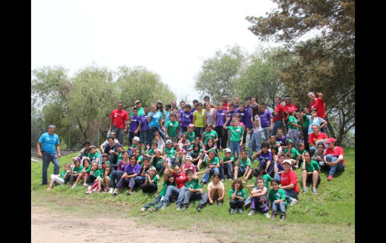 Los participantes del curso de verano para los chicos de las familias de El Informador.  /