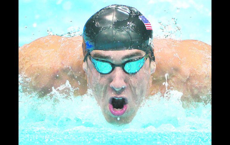 Por fin. Michael Phelps puede estar tranquilo, tras conseguir la hazaña. AP  /