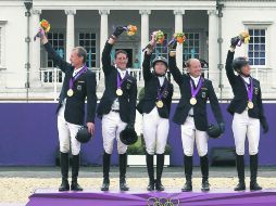 Sólido. El equipo alemán ( de izq. a der.) celebra la conquista de la medalla de oro. REUTERS  /