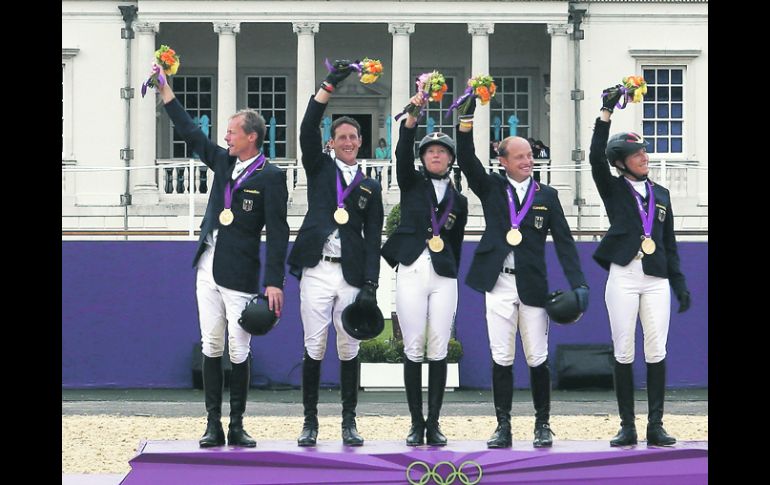 Sólido. El equipo alemán ( de izq. a der.) celebra la conquista de la medalla de oro. REUTERS  /