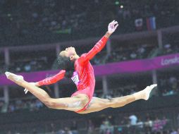 Elegancia. Gabrielle Douglas, de Estados Unidos, realiza una evolución en la viga de equilibrio. AFP  /