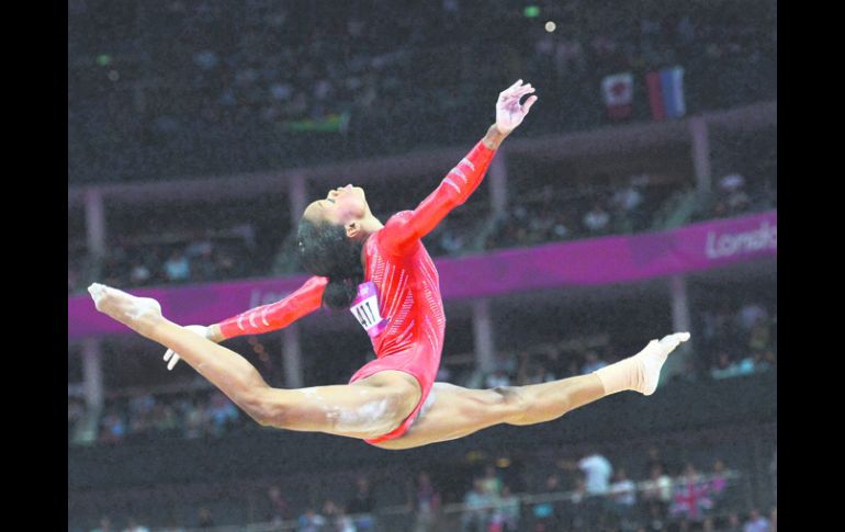 Elegancia. Gabrielle Douglas, de Estados Unidos, realiza una evolución en la viga de equilibrio. AFP  /