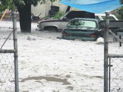 La tormenta que azotó ayer gran parte de la zona metropolitana, dejó algunas postales inusuales como la presente. ESPECIAL  /