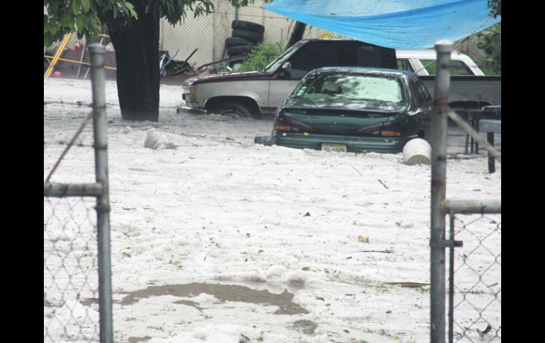 La tormenta que azotó ayer gran parte de la zona metropolitana, dejó algunas postales inusuales como la presente. ESPECIAL  /