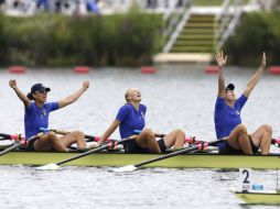 El equipo ucraniano celebra su triunfo en el lago Eton, sede de las competencias de remo. AP  /