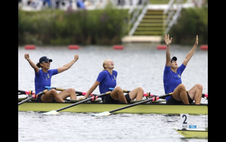 El equipo ucraniano celebra su triunfo en el lago Eton, sede de las competencias de remo. AP  /