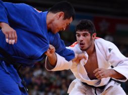 González (de blanco) estuvo cerca de arrebatarle el oro a Dae-Nam Song. AFP  /