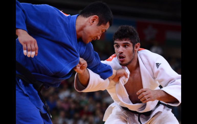 González (de blanco) estuvo cerca de arrebatarle el oro a Dae-Nam Song. AFP  /