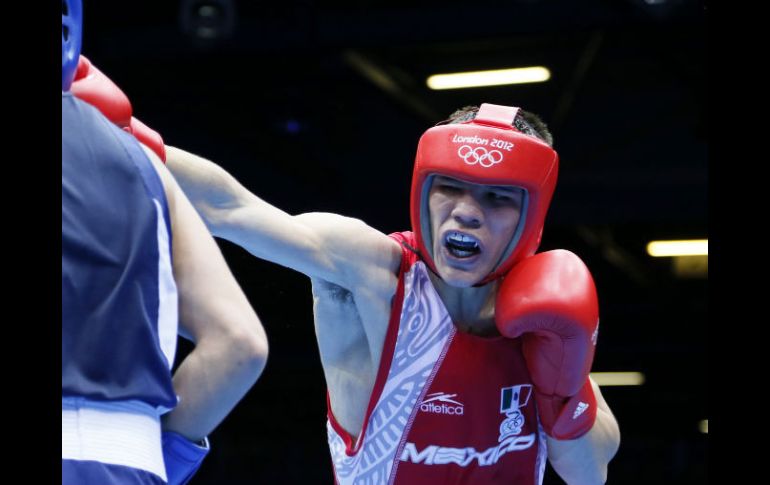 El pugilista mexicano está a un solo combate de la medalla de bronce. AFP  /