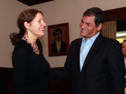 Christine Assange se reúne con el presidente ecuatoriano, Rafael Correa. AP  /