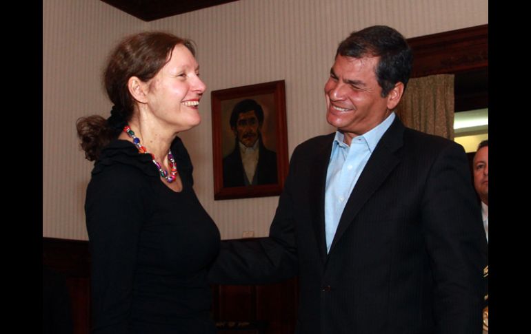 Christine Assange se reúne con el presidente ecuatoriano, Rafael Correa. AP  /