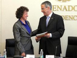 Jacqueline Peschard, comisionada presidenta del IFAI y José González Morfín, presidente del Senado. EL UNIVERSAL  /