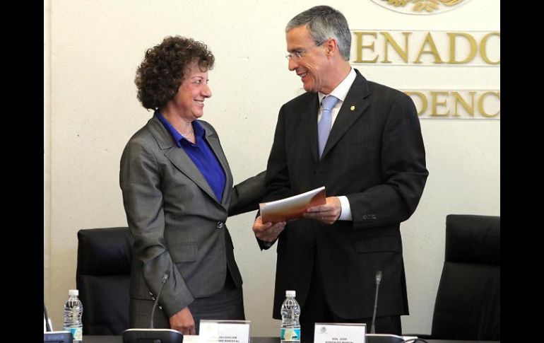 Jacqueline Peschard, comisionada presidenta del IFAI y José González Morfín, presidente del Senado. EL UNIVERSAL  /