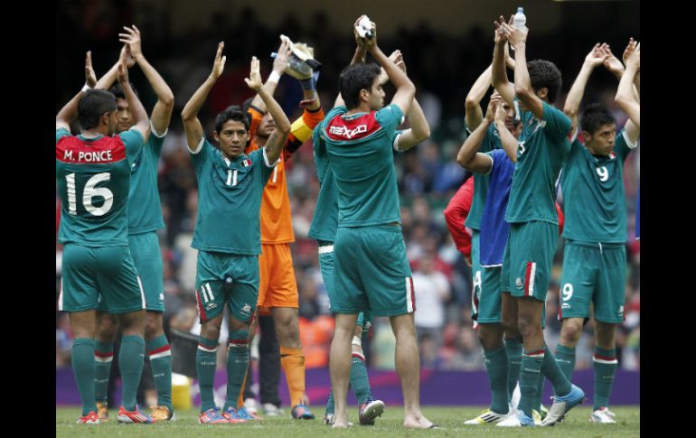 Los tricolores saludan a la afición tras imponerse a Suiza 1-0 en la fase clasificatoria. EFE  /