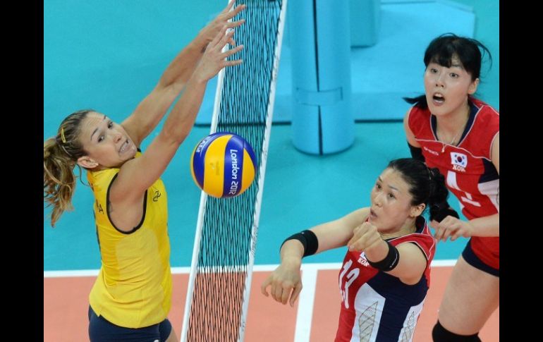 El equipo brasileño quedó penúltimo en su grupo en el voleibol de mujeres. AFP  /