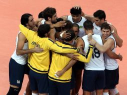 Jugadores de Brasil celebran la victoria de su equipo ante Rusia, durante el partido de la ronda preliminar. EFE  /