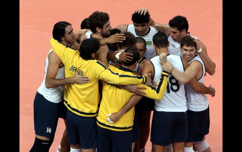 Jugadores de Brasil celebran la victoria de su equipo ante Rusia, durante el partido de la ronda preliminar. EFE  /