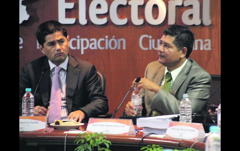 Sesión. Tomás Figueroa Padilla, consejero presidente, y Jesús Barajas Solórzano, secretario ejecutivo del Instituto Electoral.  /