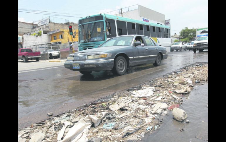 Las lluvias significan para los colonos de la Ocho de Julio, la posibilidad de que ''ríos de basura'' afecten sus viviendas.  /