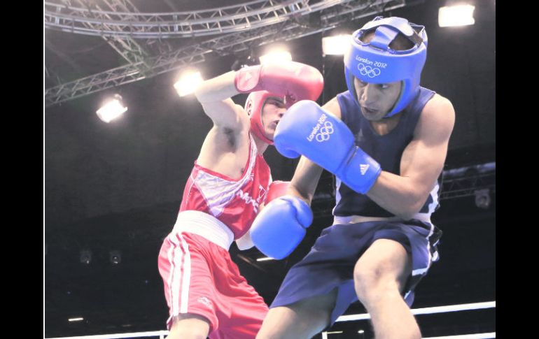 Óscar Valdez (izq.) superó claramente al boxeador de Tayikistán, Andvar Yunusov, en la categoría de los 56 kilos. AP  /