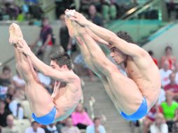 Julián Sánchez y Yahel Castillo ejecutan uno de sus saltos durante la final de trampolín de tres metros sincronizados. XINHUA  /