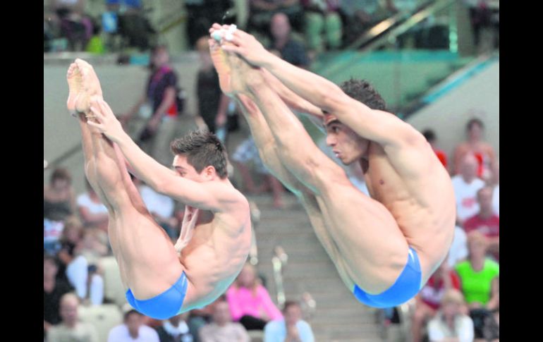 Julián Sánchez y Yahel Castillo ejecutan uno de sus saltos durante la final de trampolín de tres metros sincronizados. XINHUA  /