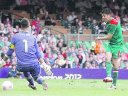 El atacante del Tricolor, Oribe Peralta, dispara y bate al portero suizo Diego Benaglio, para darle la victoria a México. EFE  /