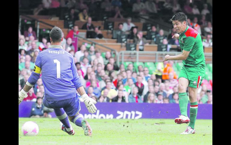 El atacante del Tricolor, Oribe Peralta, dispara y bate al portero suizo Diego Benaglio, para darle la victoria a México. EFE  /