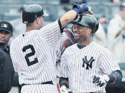 Sonrisas. Derek Jeter felicita a Robinson Canó tras su cuadrangular. AFP  /