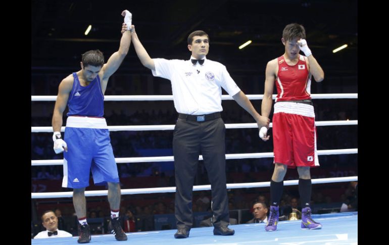 El momento en que le dan el triunfo a Magomed Abdulhamidov (izq), ante la incredulidad del nipón (der). REUTERS  /