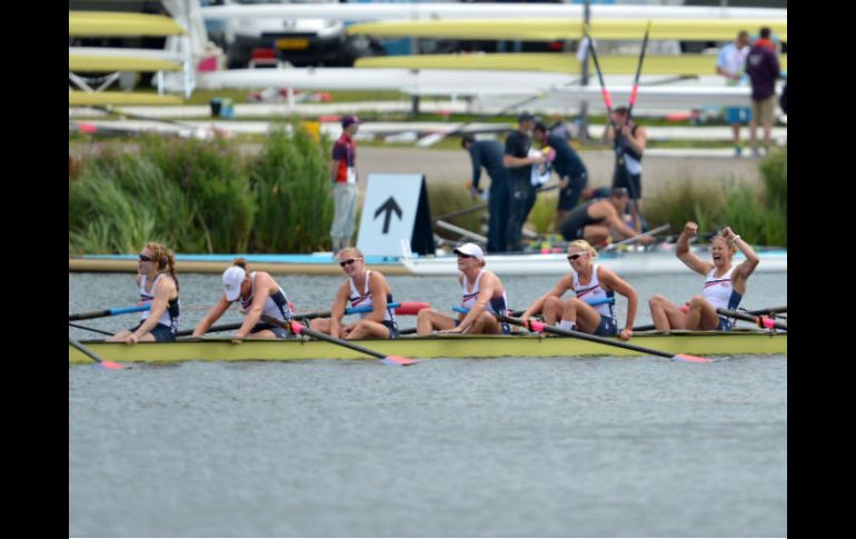 Las norteamericanas celebran tras llegar a la meta. AFP  /