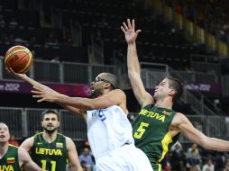 Tony Parker (de blanco) colabora con 27 puntos en la victoria francesa. EFE  /