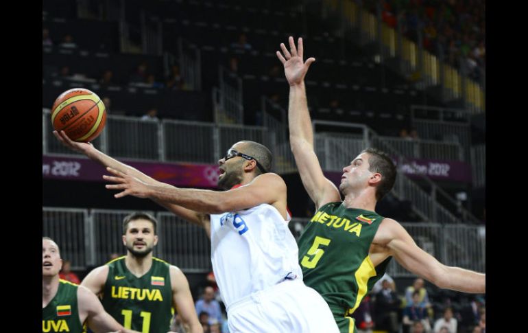 Tony Parker (de blanco) colabora con 27 puntos en la victoria francesa. EFE  /